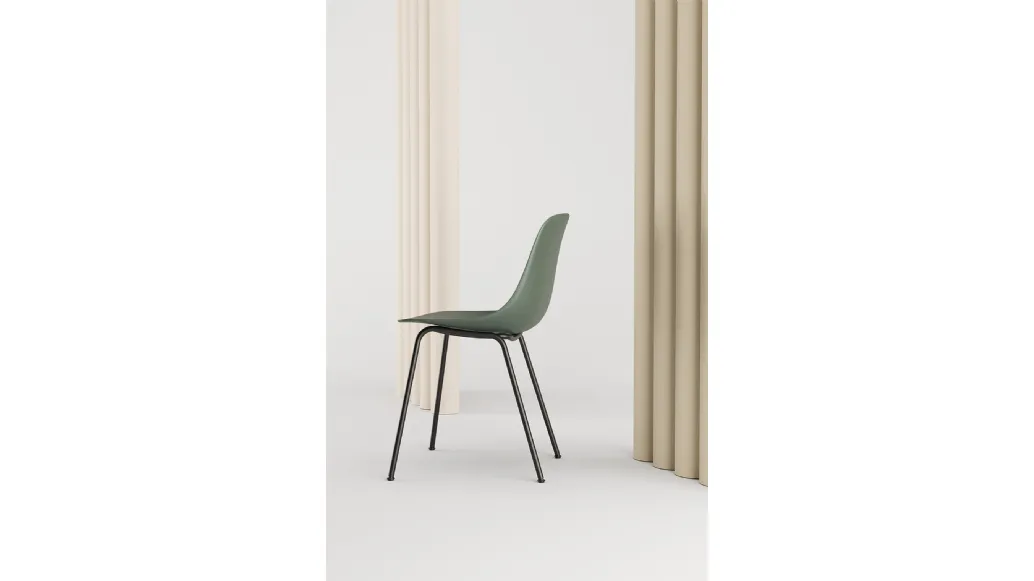 Pure Loop Mono 4 Legs chair with polypropylene shell and steel base by Infiniti.