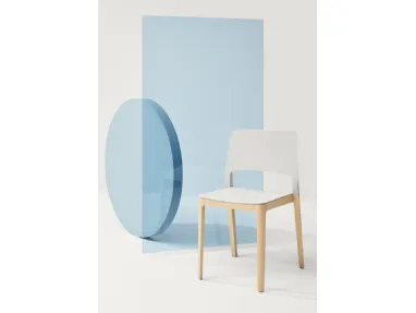 Chair Settesusette in polypropylene with legs in solid Natural Beechwood by Infiniti