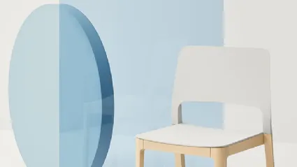 Chair Settesusette in polypropylene with legs in solid Natural Beechwood by Infiniti