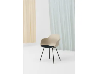 Sicla 4 legs chair with polypropylene shell and steel base by Infiniti.