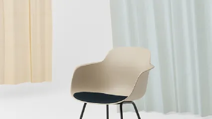Sicla 4 legs chair with polypropylene shell and steel base by Infiniti.