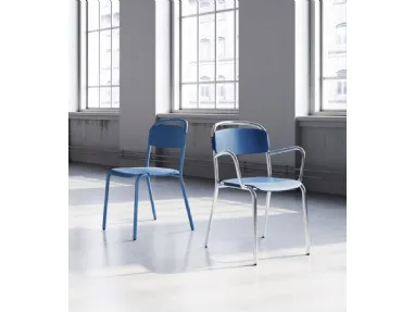 Chair with and without arms Skol in polypropylene with steel frame by Infiniti.