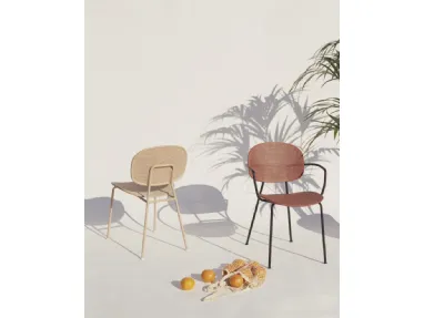 Round Slim chair in polypropylene with steel structure by Infiniti.