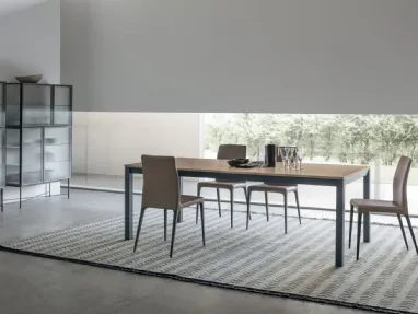 Extendable Infinity table with a sand-colored oak textural top and a matte lacquered base by Tomasella.