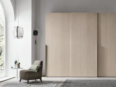 Smooth wardrobe with sliding door in oriental ash material by Tomasella.