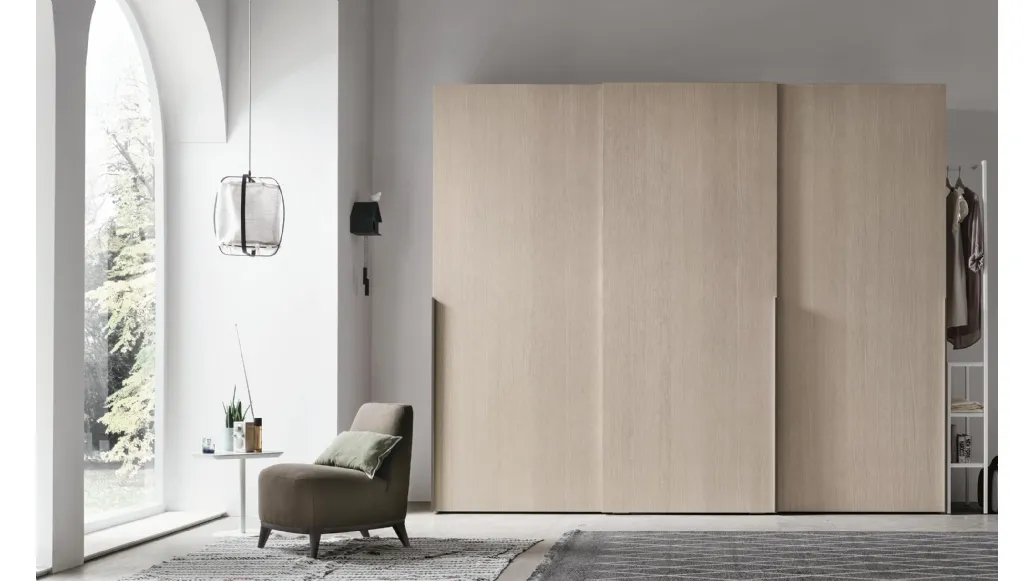 Smooth wardrobe with sliding door in oriental ash material by Tomasella.
