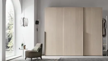 Smooth wardrobe with sliding door in oriental ash material by Tomasella.