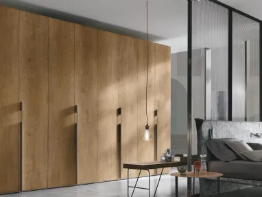 Smooth wardrobe with swing door in wood-effect material by Tomasella.