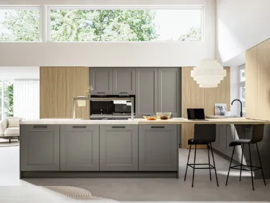 Classic kitchen with Gioiosa 01 peninsula in lacquered and laminated finish by Arredo3.