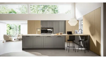 Classic kitchen with Gioiosa 01 peninsula in lacquered and laminated finish by Arredo3.