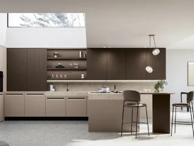 Modern kitchen with Tekna 02 island in pet and walnut by Arredo3.