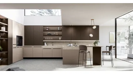 Modern kitchen with Tekna 02 island in pet and walnut by Arredo3.